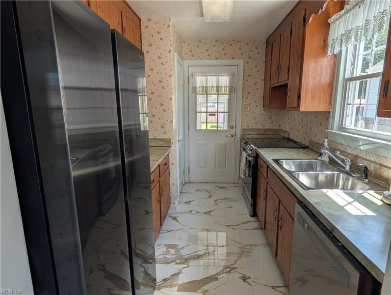 Photo 6 of 15 residential for sale in Hampton virginia
