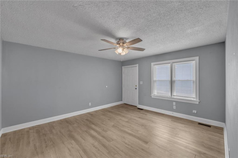 Photo 10 of 24 residential for sale in Chesapeake virginia