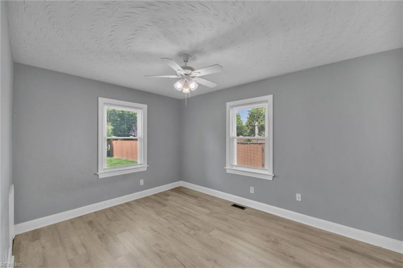 Photo 17 of 24 residential for sale in Chesapeake virginia