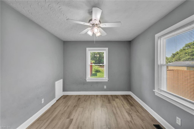 Photo 19 of 24 residential for sale in Chesapeake virginia
