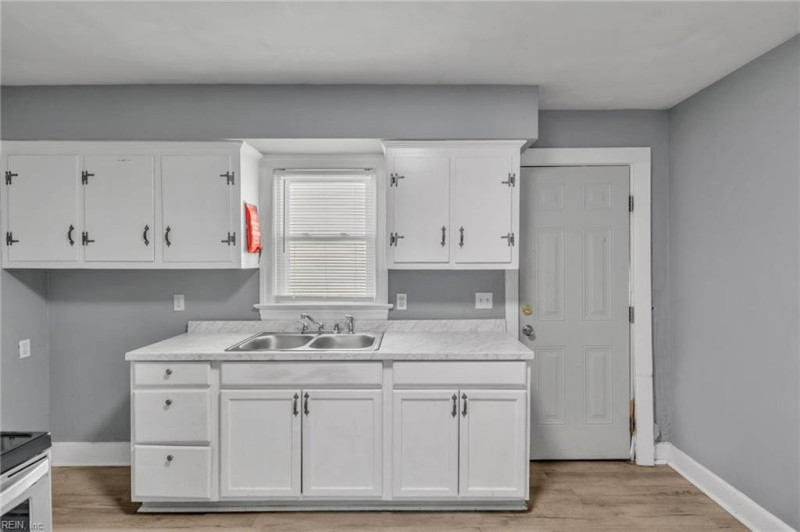 Photo 4 of 24 residential for sale in Chesapeake virginia
