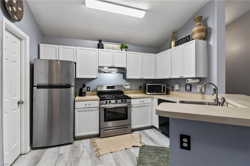 Photo 5 of 29 residential for sale in Newport News virginia