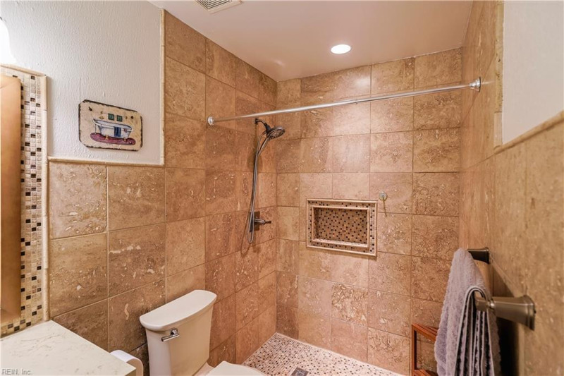 Photo 16 of 29 residential for sale in Chesapeake virginia