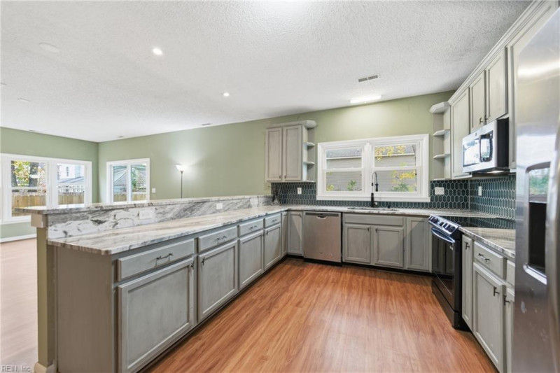 Photo 13 of 43 residential for sale in Chesapeake virginia
