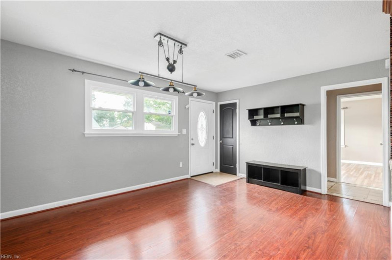 Photo 4 of 40 residential for sale in Chesapeake virginia