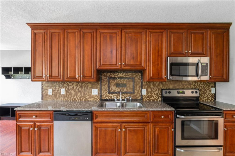 Photo 8 of 40 residential for sale in Chesapeake virginia