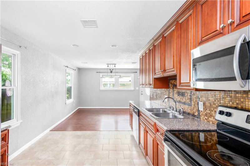 Photo 9 of 40 residential for sale in Chesapeake virginia