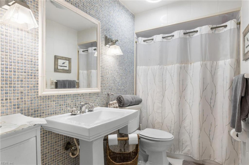 Photo 11 of 22 residential for sale in Chesapeake virginia