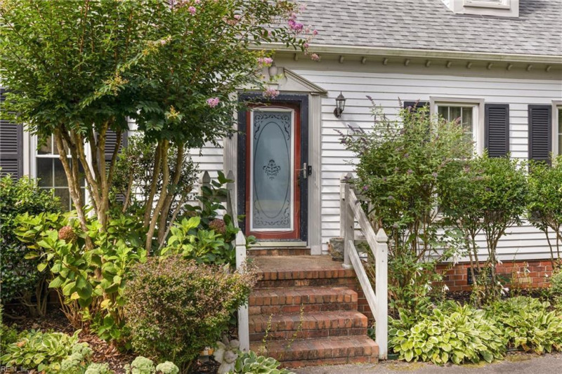 Photo 3 of 22 residential for sale in Chesapeake virginia