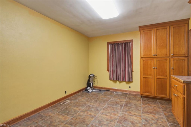 Photo 10 of 26 residential for sale in Chesapeake virginia