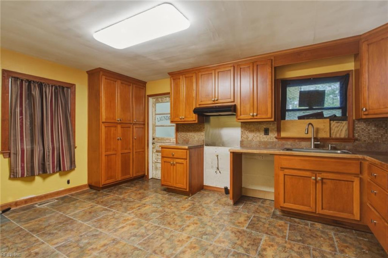 Photo 7 of 26 residential for sale in Chesapeake virginia