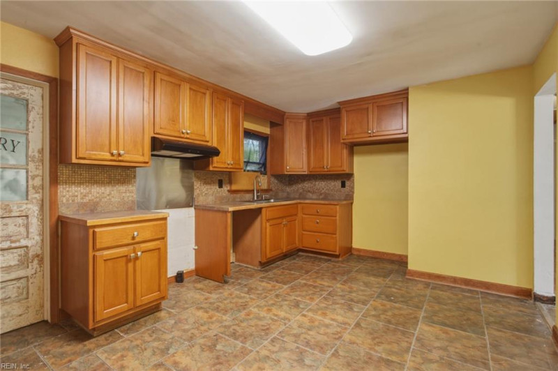 Photo 8 of 26 residential for sale in Chesapeake virginia