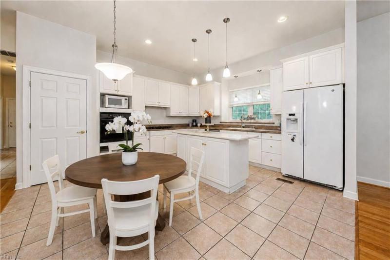 Photo 4 of 37 residential for sale in James City County virginia