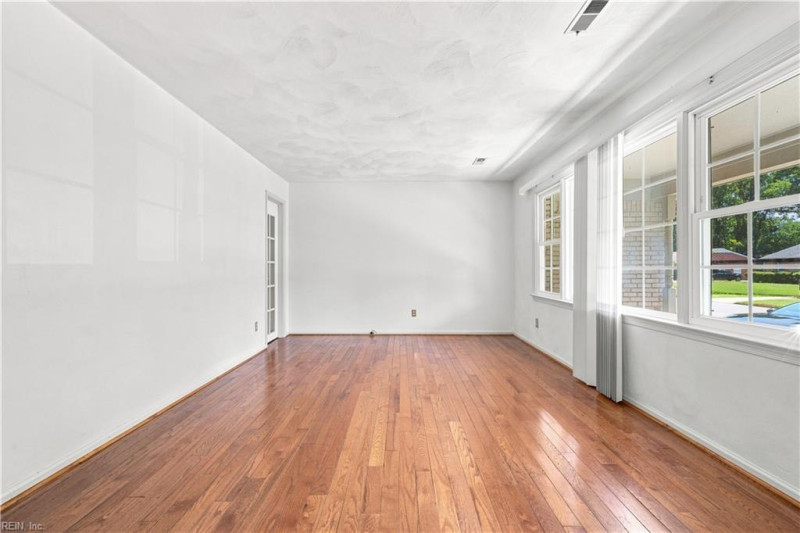 Photo 4 of 21 residential for sale in Portsmouth virginia
