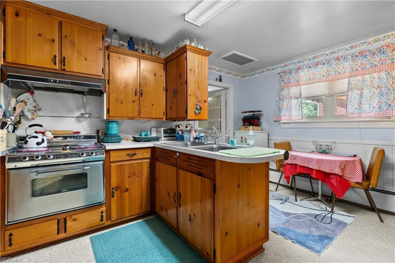 Photo 13 of 37 residential for sale in Virginia Beach virginia