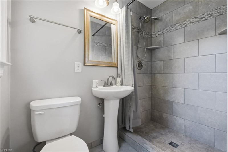 Photo 18 of 35 residential for sale in Portsmouth virginia
