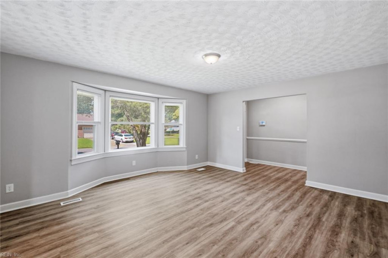 Photo 5 of 35 residential for sale in Portsmouth virginia