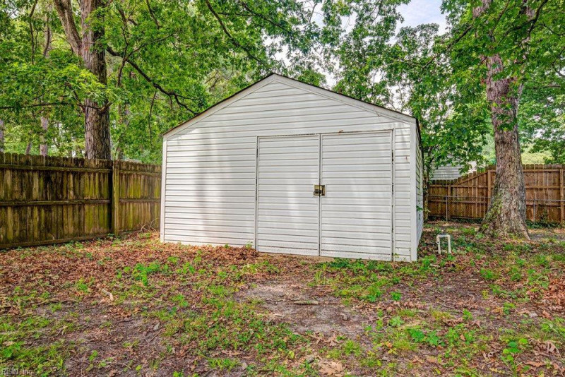 Photo 14 of 26 residential for sale in Chesapeake virginia