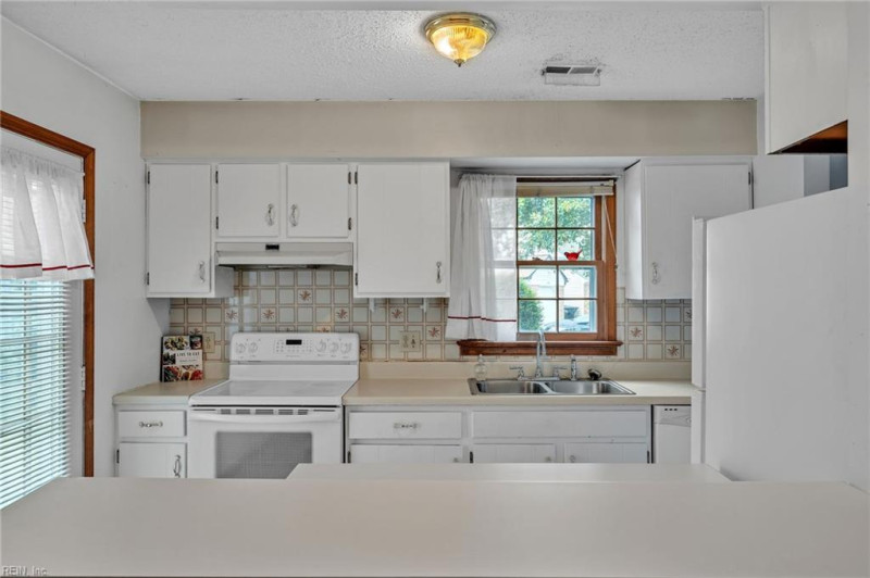 Photo 10 of 46 residential for sale in Virginia Beach virginia