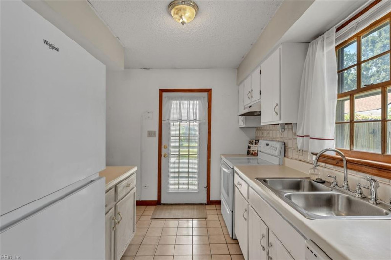 Photo 11 of 46 residential for sale in Virginia Beach virginia