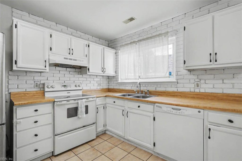 Photo 11 of 28 residential for sale in Virginia Beach virginia