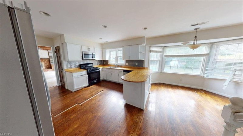 Photo 10 of 47 residential for sale in Virginia Beach virginia