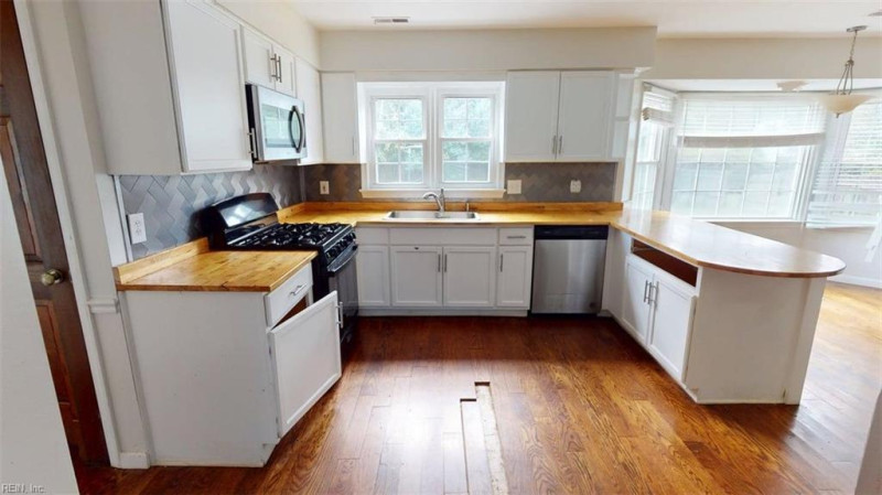Photo 11 of 47 residential for sale in Virginia Beach virginia