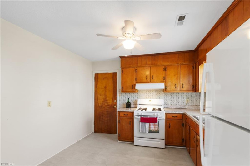 Photo 10 of 32 residential for sale in Hampton virginia