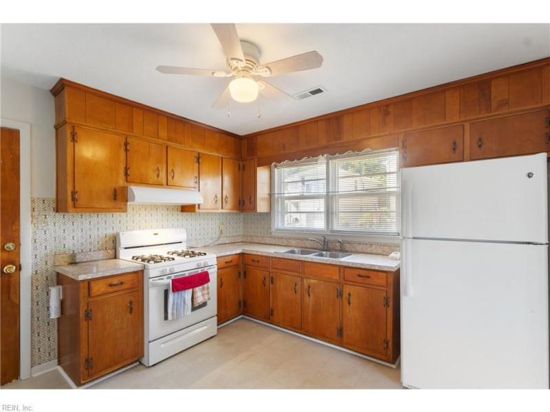 Photo 11 of 32 residential for sale in Hampton virginia