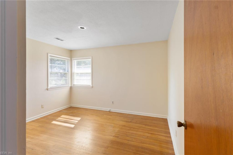 Photo 17 of 32 residential for sale in Hampton virginia