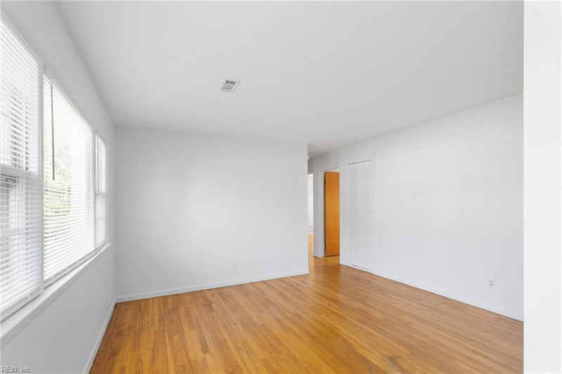 Photo 7 of 32 residential for sale in Hampton virginia