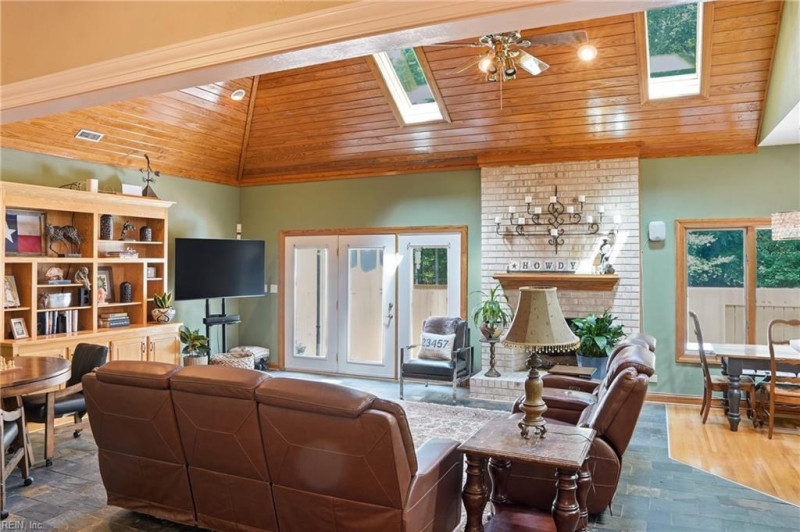 Photo 7 of 37 residential for sale in Virginia Beach virginia