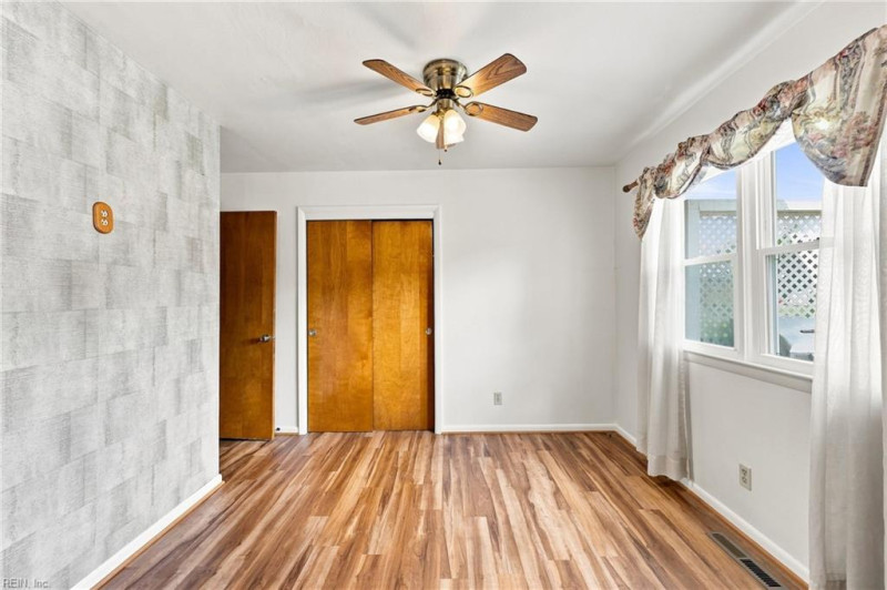 Photo 27 of 44 residential for sale in Chesapeake virginia