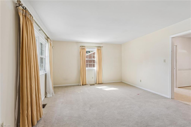 Photo 4 of 37 residential for sale in Hampton virginia