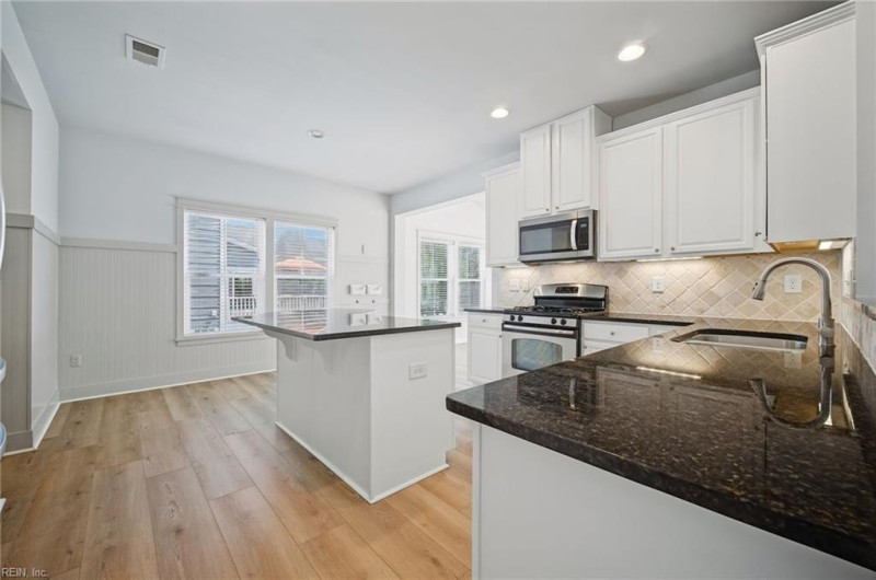 Photo 12 of 47 residential for sale in Chesapeake virginia