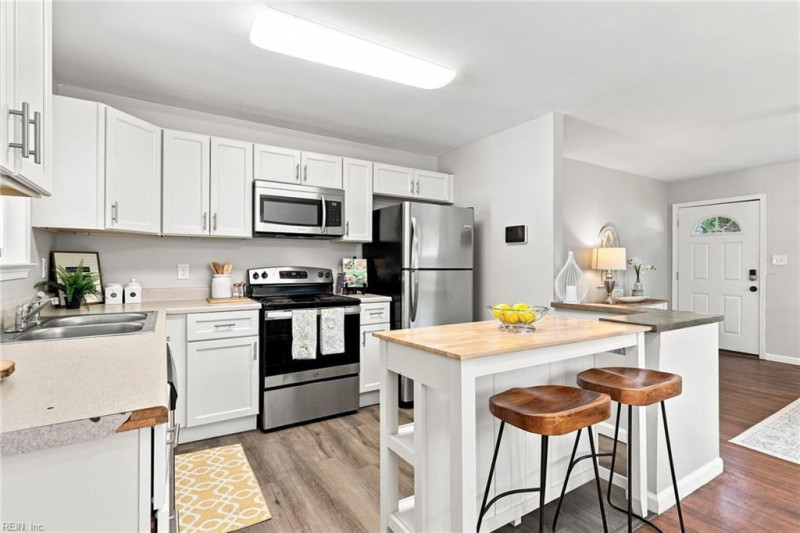 Photo 14 of 31 residential for sale in Hampton virginia
