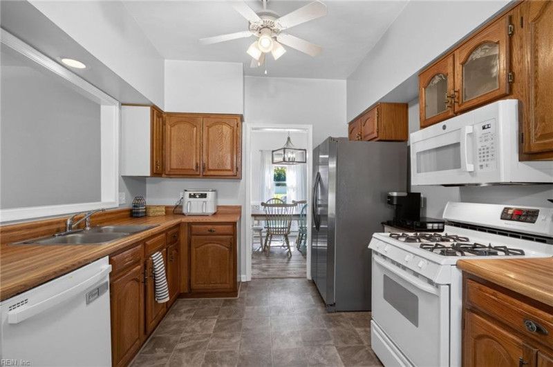 Photo 18 of 36 residential for sale in Chesapeake virginia