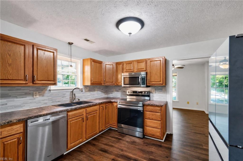 Photo 3 of 40 residential for sale in Poquoson virginia