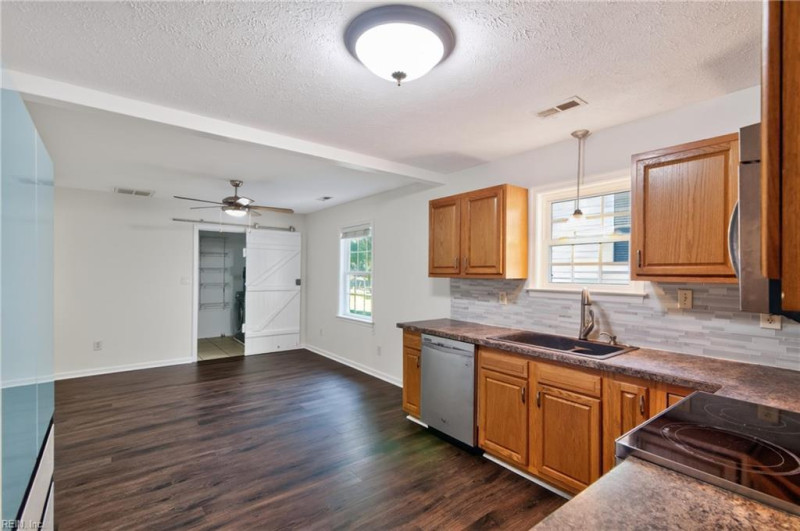Photo 4 of 40 residential for sale in Poquoson virginia