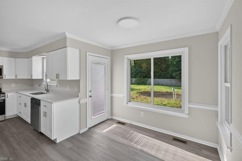 Photo 8 of 46 residential for sale in Chesapeake virginia