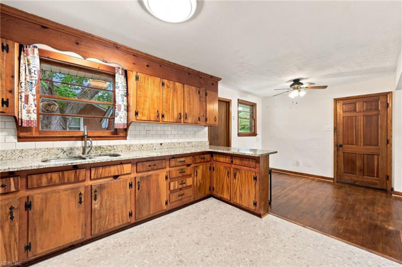 Photo 10 of 40 residential for sale in Chesapeake virginia