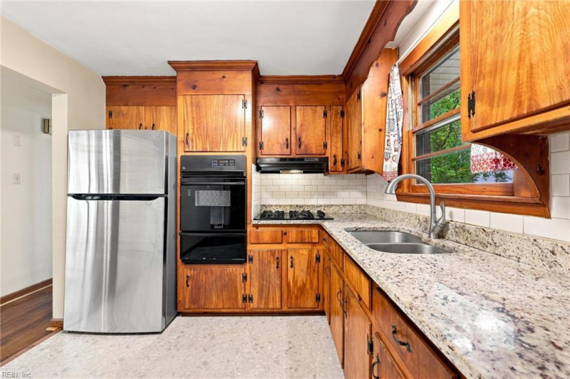 Photo 12 of 40 residential for sale in Chesapeake virginia