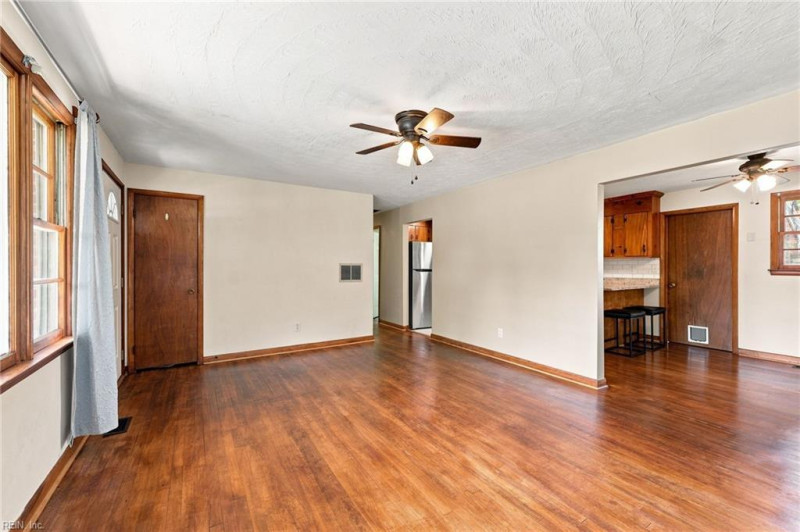 Photo 15 of 40 residential for sale in Chesapeake virginia