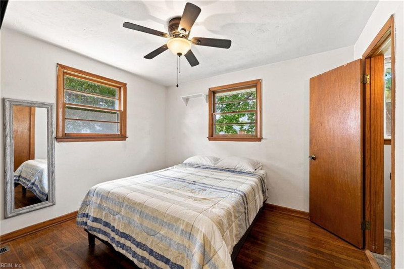Photo 18 of 40 residential for sale in Chesapeake virginia