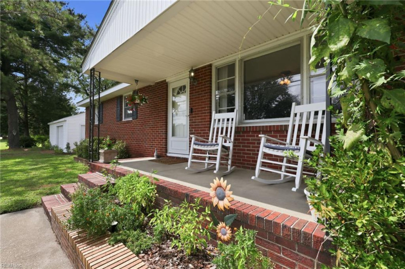 Photo 3 of 40 residential for sale in Chesapeake virginia