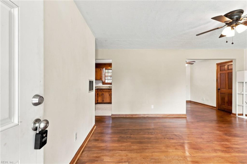 Photo 4 of 40 residential for sale in Chesapeake virginia