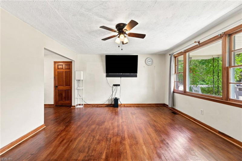Photo 5 of 40 residential for sale in Chesapeake virginia