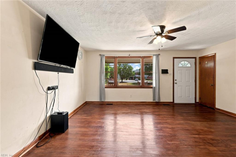Photo 6 of 40 residential for sale in Chesapeake virginia