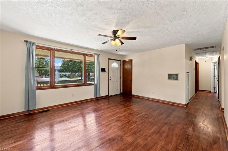 Photo 7 of 40 residential for sale in Chesapeake virginia