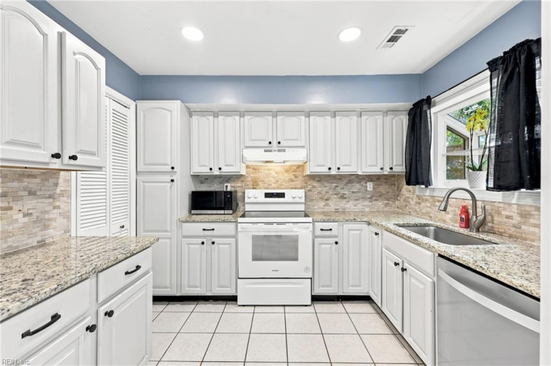 Photo 5 of 40 residential for sale in Virginia Beach virginia
